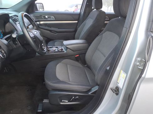 Used 2018 Ford Explorer XLT image 13