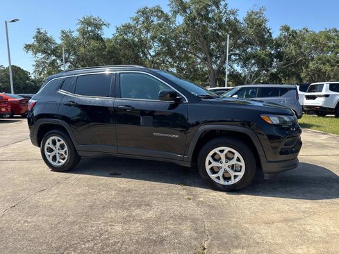 Used 2024 Jeep Compass Latitude AWD/4WD image 1