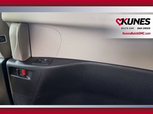 Used 2024 Chrysler Pacifica Touring-L FWD image 37