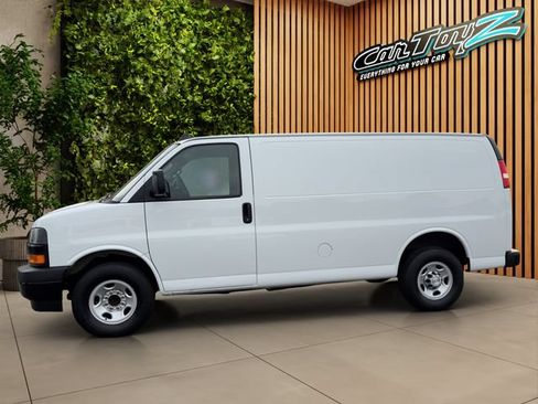 Used 2021 Chevrolet Express 2500 RWD image 2