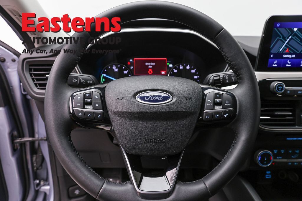 Used 2022 Ford Escape SE w/ Convenience Package FWD image 12