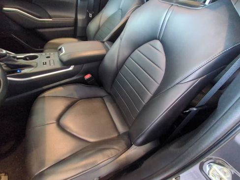 Used 2023 Toyota Highlander XLE AWD/4WD image 12