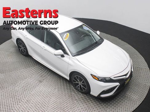 Used 2024 Toyota Camry SE FWD image 3