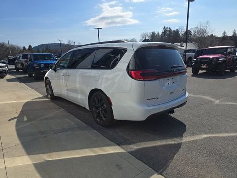 Used 2025 Chrysler Pacifica Limited w/ Trailer Tow Group image 4