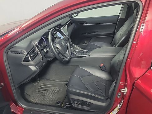 Used 2019 Toyota Camry XLE w/ Navigation Package image 16