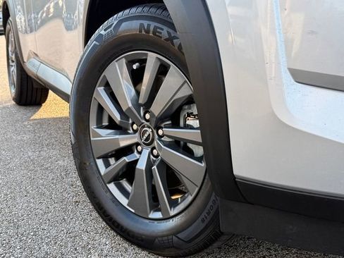 Used 2022 Nissan Pathfinder SV w/ SV Premium Package image 2