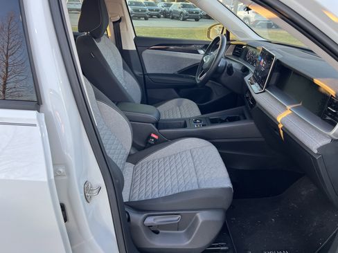 Certified 2025 Volkswagen Tiguan S image 28