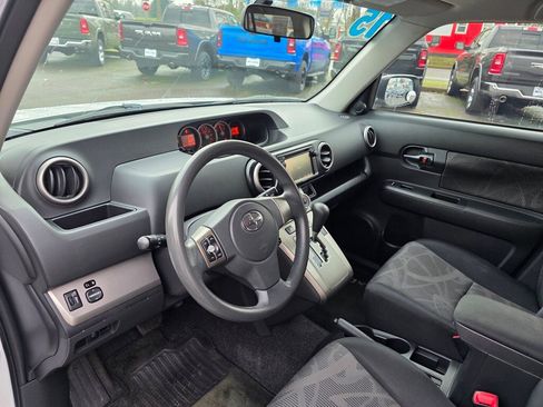 Used 2015 Scion xB image 9