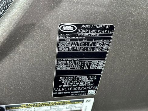 New 2025 Land Rover Discovery Dynamic SE image 28