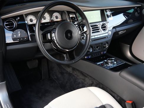 Used 2017 Rolls-Royce Wraith image 25
