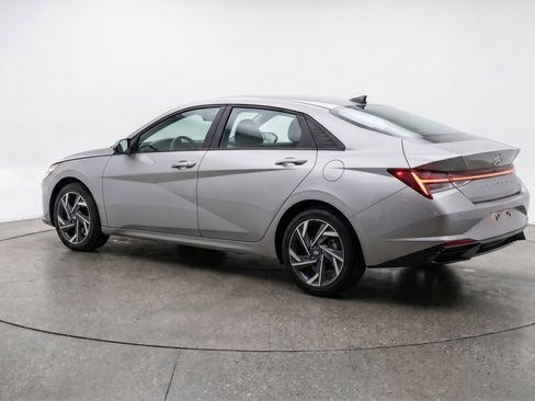 Used 2025 Hyundai Elantra SEL FWD image 6