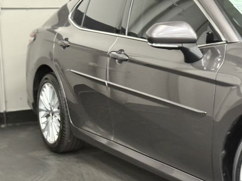 Used 2020 Toyota Camry XLE image 5