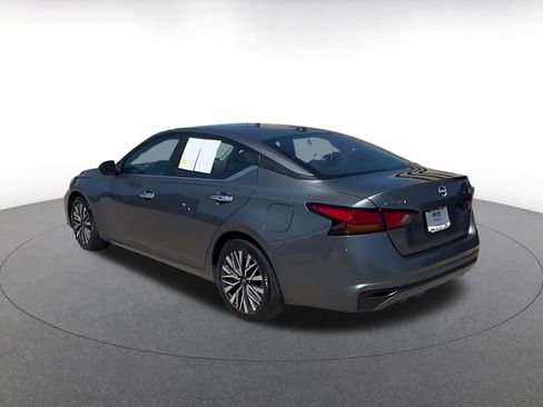 Used 2025 Nissan Altima 2.5 SV FWD image 11