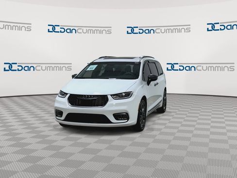 Used 2023 Chrysler Pacifica Touring-L w/ Uconnect Theater Family Group AWD/4WD image 4