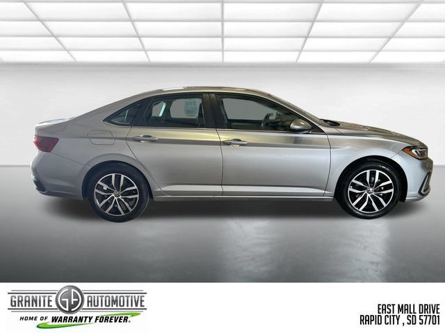 Used 2025 Volkswagen Jetta SE FWD image 7