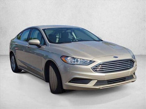 Used 2018 Ford Fusion SE w/ Fusion SE Technology Package FWD image 3