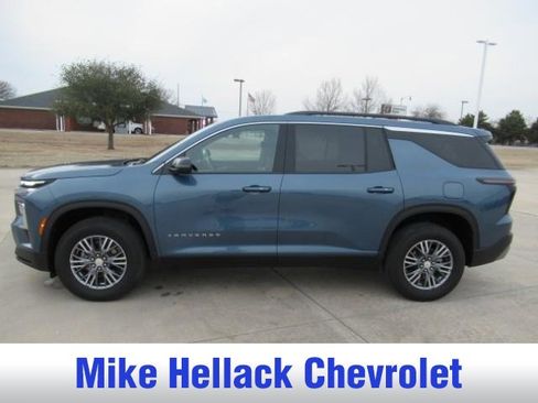Used 2025 Chevrolet Traverse LT image 4
