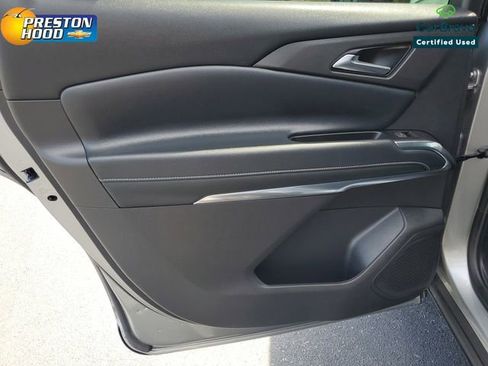 Used 2025 Chevrolet Traverse LT FWD image 14