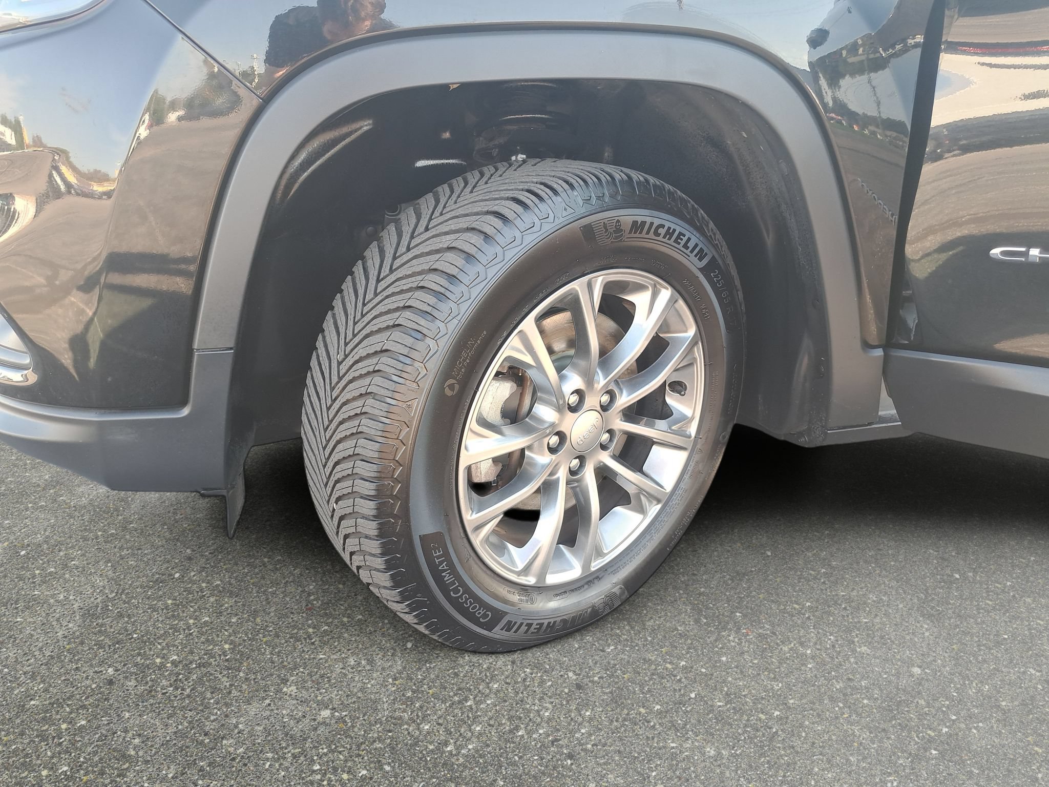 Used 2019 Jeep Cherokee Latitude Plus w/ Cold Weather Group AWD/4WD image 31