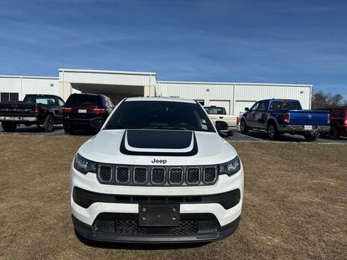 Used 2023 Jeep Compass Sport w/ Mopar Graphics Package image 4