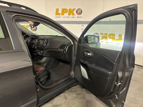 Used 2019 Jeep Cherokee Latitude Plus AWD/4WD image 13