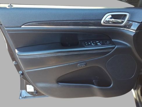 Used 2017 Jeep Grand Cherokee Limited image 16