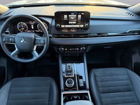 Used 2023 Mitsubishi Outlander SE Black Edition image 13