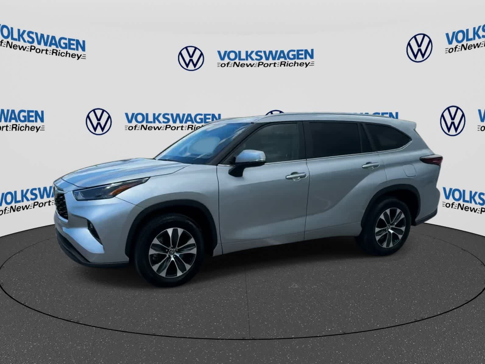 Used 2025 Toyota Highlander XLE FWD image 4