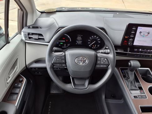 Certified 2023 Toyota Sienna LE FWD image 14