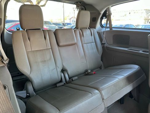 Used 2016 Chrysler Town & Country Touring image 15