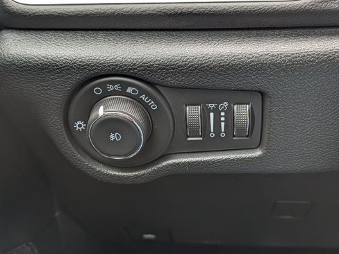 Used 2025 Chrysler Pacifica Select FWD image 31