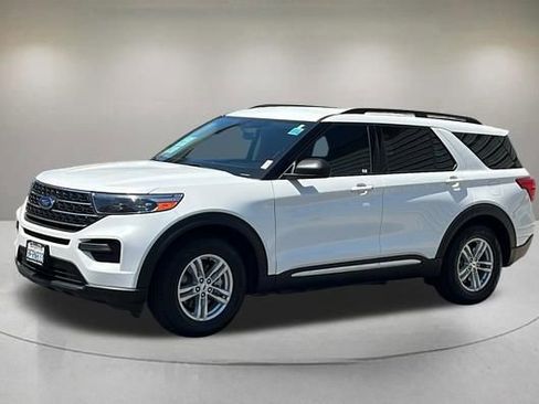 Certified 2023 Ford Explorer XLT RWD image 2