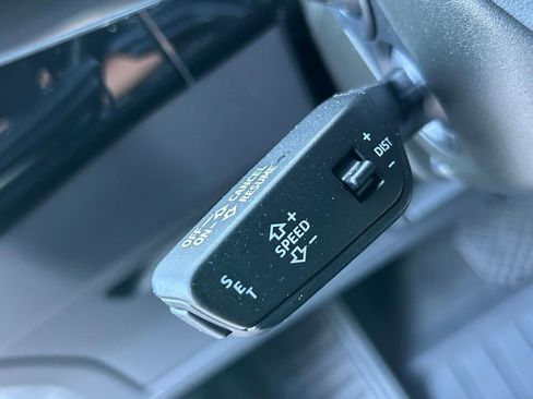 Used 2022 Audi e-tron Premium Plus w/ Premium Plus Package image 87