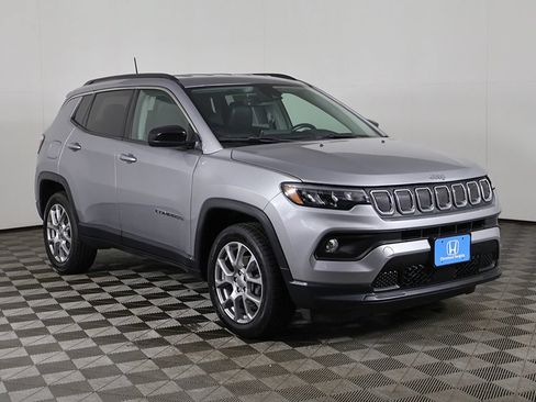 Used 2022 Jeep Compass Latitude AWD/4WD image 2