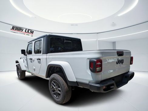 New 2025 Jeep Gladiator Sport image 4