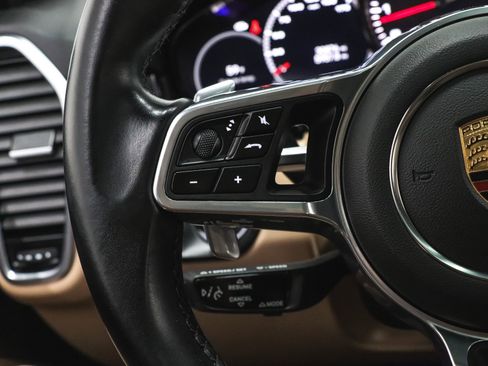 Used 2023 Porsche Cayenne Platinum Edition image 35