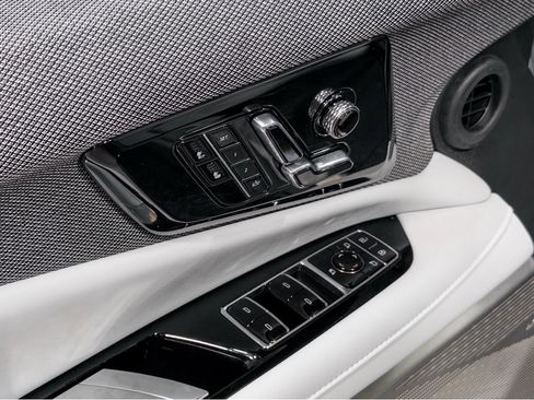 Used 2026 Cadillac Optiq Sport 1 w/ LPO, Floor Liner Package AWD/4WD image 7