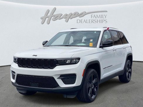 Used 2025 Jeep Grand Cherokee Altitude RWD image 7