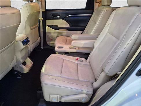 Used 2015 Toyota Highlander Limited Platinum AWD/4WD image 19