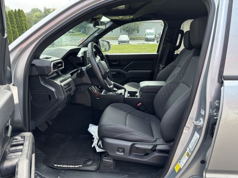 Used 2025 Toyota Tacoma SR AWD/4WD image 12