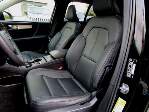 Used 2020 Volvo XC40 T5 Momentum w/ Protection Package Premier image 14