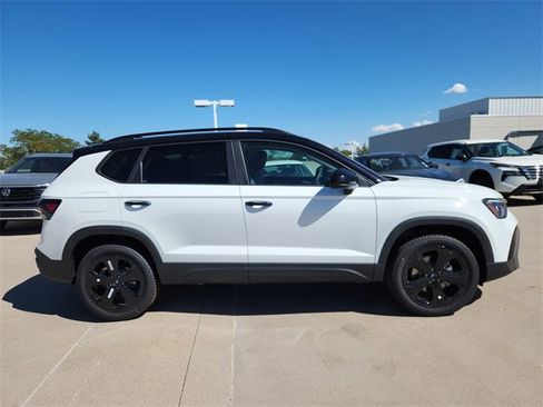 New 2025 Volkswagen Taos SE image 2