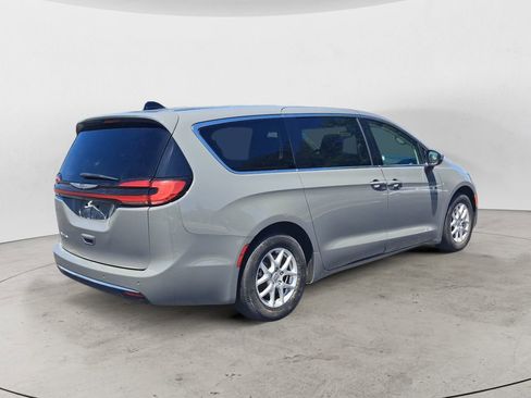 Used 2023 Chrysler Pacifica Touring-L FWD image 4