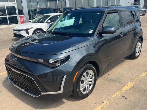 Used 2023 Kia Soul LX FWD image 2