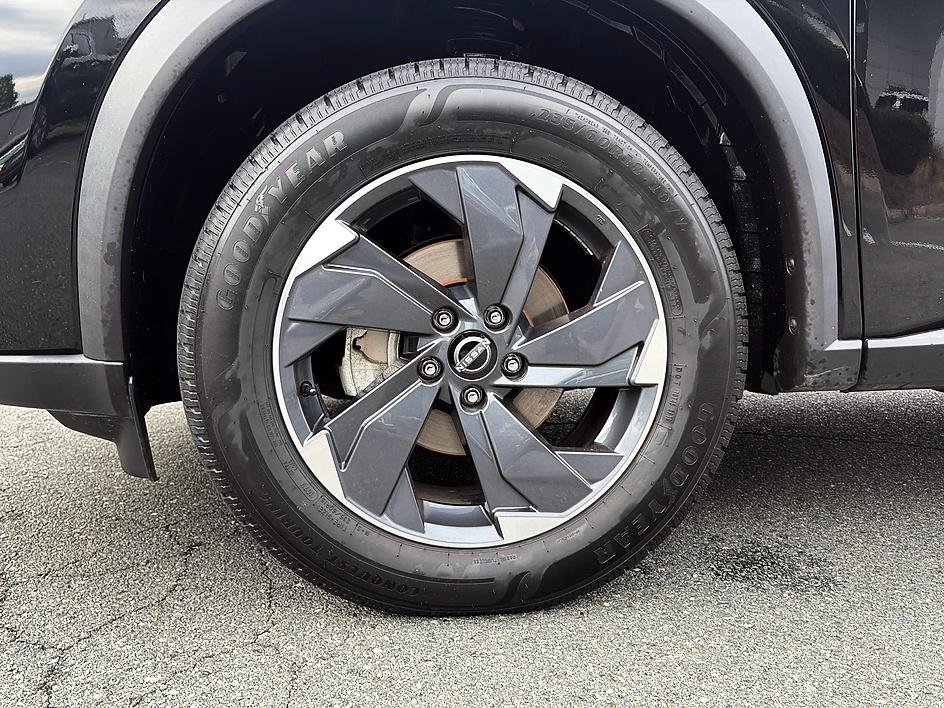 Certified 2025 Nissan Rogue SV FWD image 9
