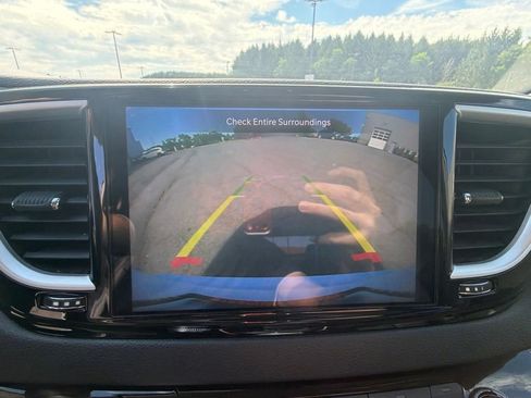 Used 2024 Chrysler Pacifica Touring-L FWD image 38
