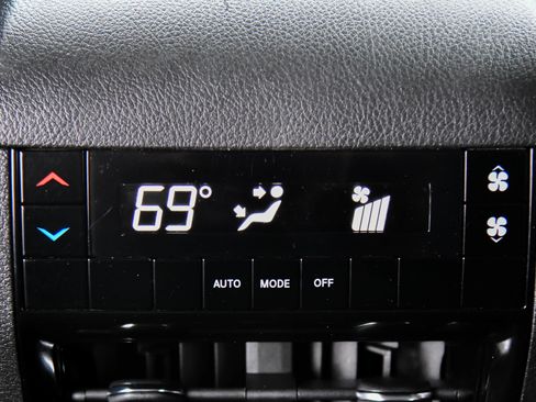 Used 2023 Jeep Grand Cherokee L Laredo image 38