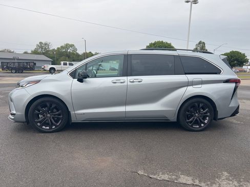 Used 2021 Toyota Sienna XSE image 2