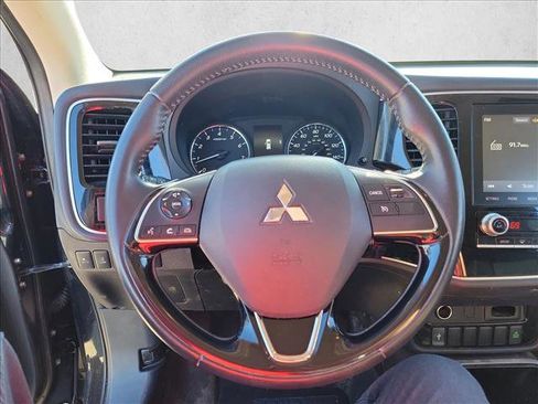 Used 2020 Mitsubishi Outlander SE image 17