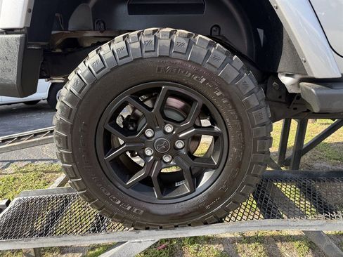 Used 2018 Jeep Wrangler Unlimited Sahara AWD/4WD image 8